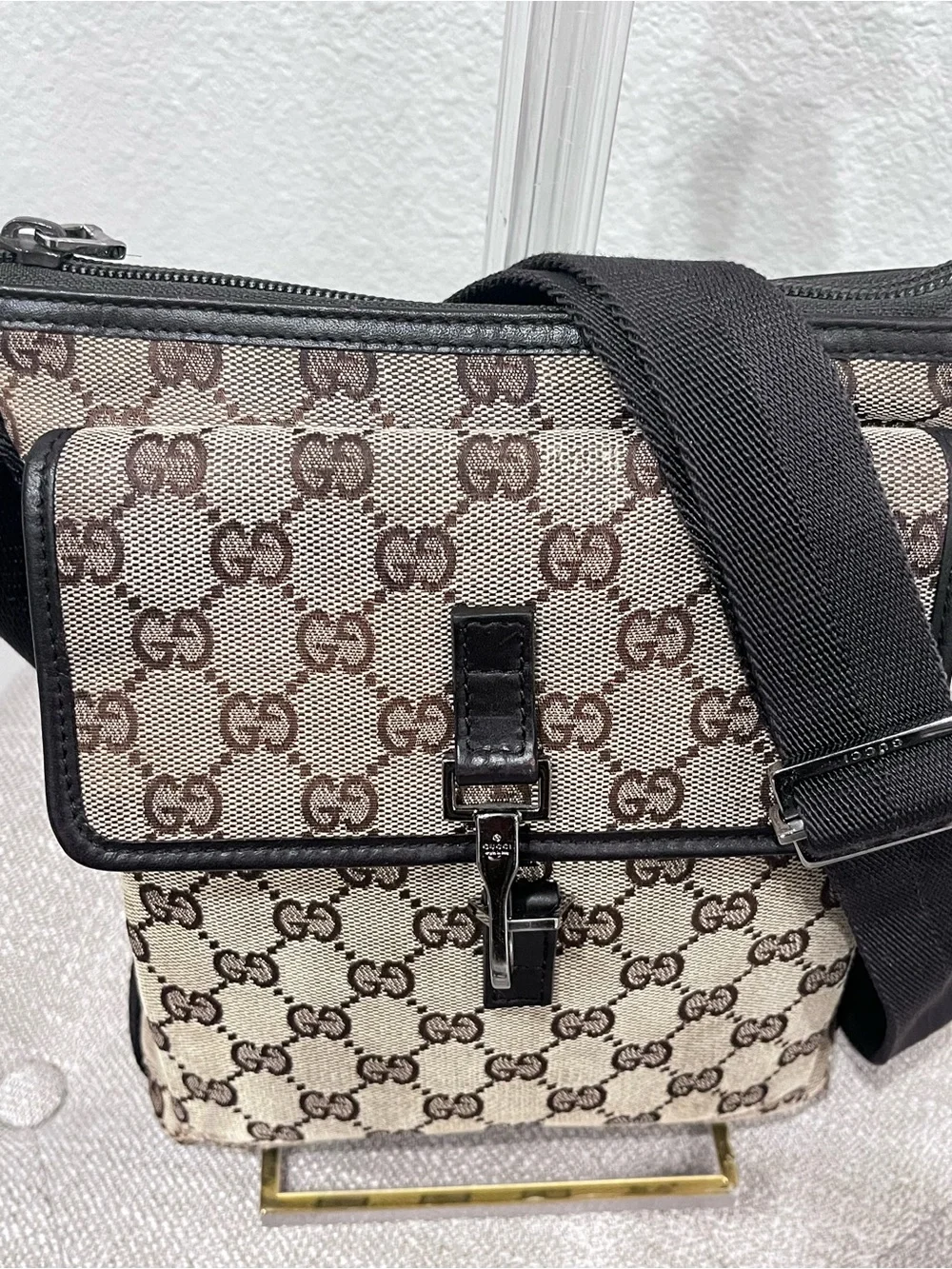 GUCCI GG CANVAS MESSENGER BAG.